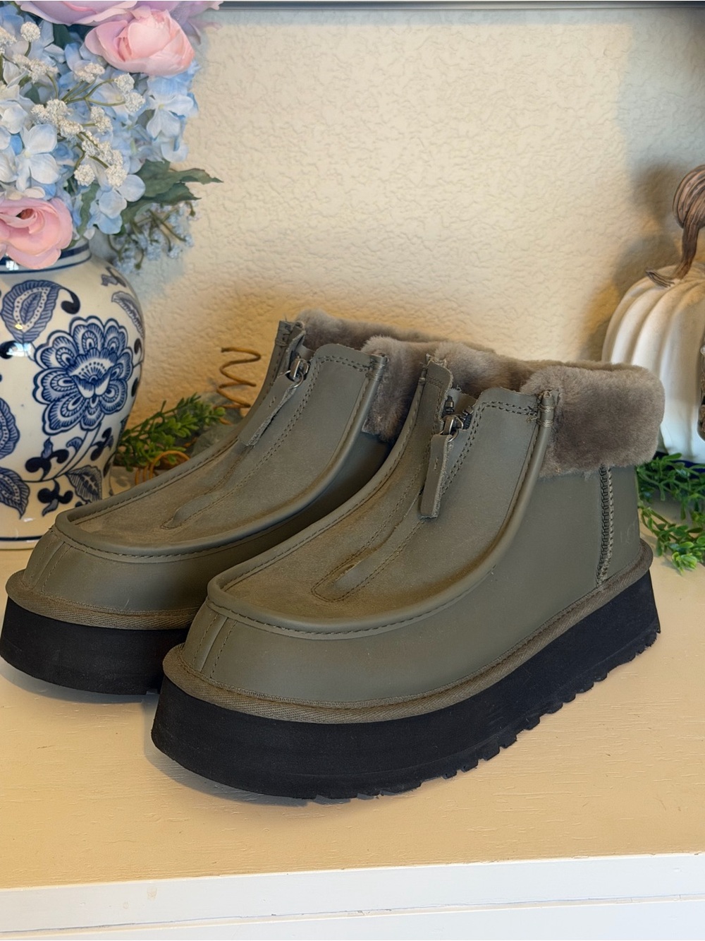 NWOT Women’s UGGS Funkette Seaweed Platform Winter Booties size 9
